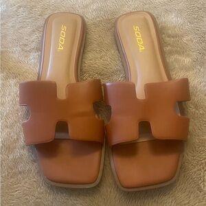 Soda sandals